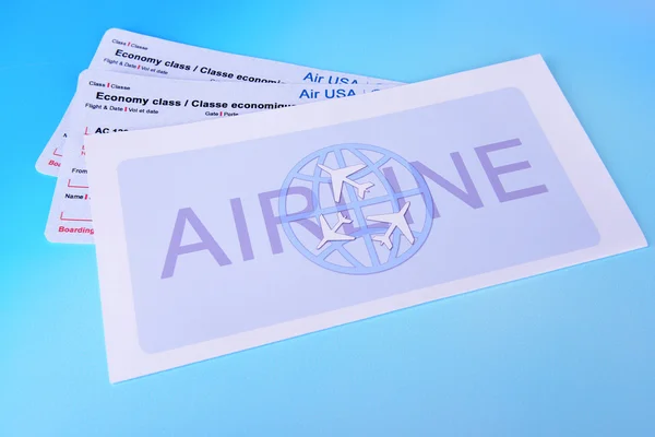 Billetes de avión sobre fondo azul claro — Foto de Stock