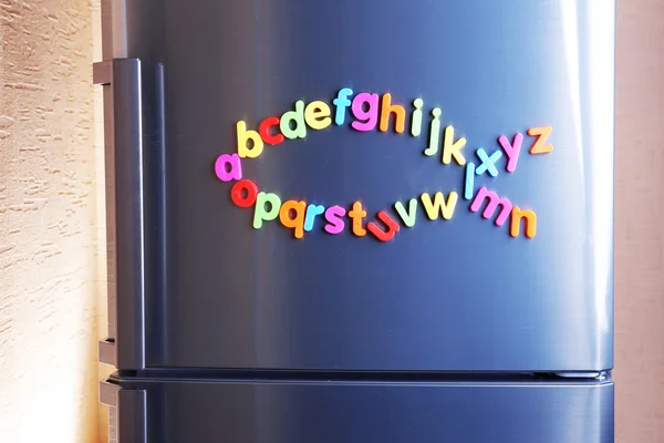 Letras magnéticas coloridas no refrigerador — Fotografia de Stock