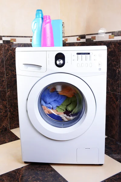 Máquina de lavar carregada com roupas no banheiro — Fotografia de Stock