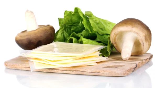 Crema di formaggio con verdure e verdure isolate su bianco — Foto Stock