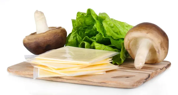 Crema di formaggio con verdure e verdure isolate su bianco — Foto Stock