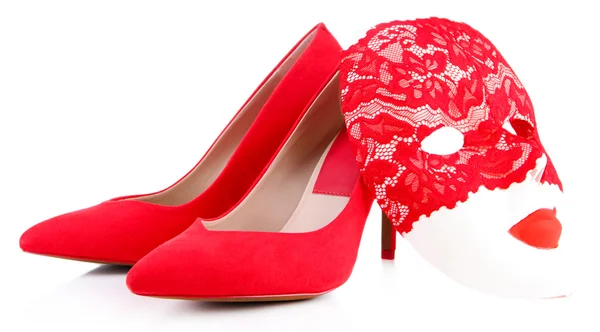 Belle scarpe rosse femminili e maschera di carnevale, isolato su bianco — Foto Stock