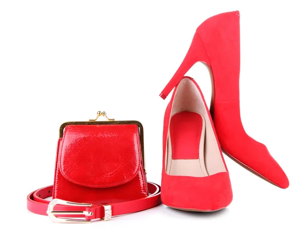 Belle scarpe rosse femminili, borsa e cintura, isolate su bianco — Foto Stock