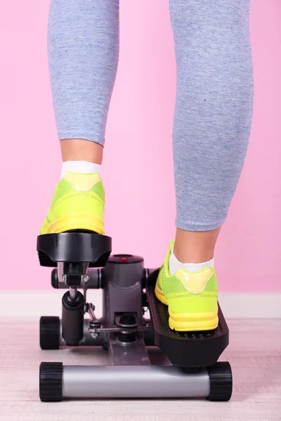 Mujer haciendo ejercicio en stepper. Primer plano en las piernas . — Foto de Stock