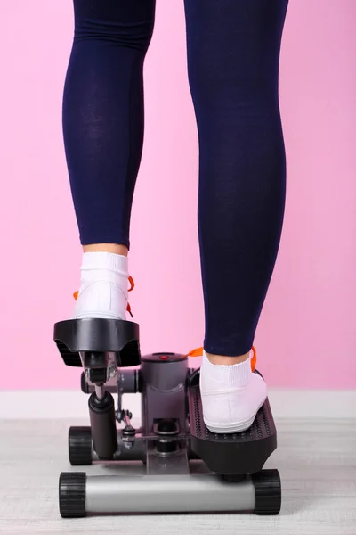 Mujer haciendo ejercicio en stepper. Primer plano en las piernas . — Foto de Stock