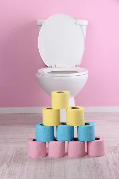 Vaschetta da bagno bianca e rotoli colorati di carta igienica, in bagno — Foto Stock