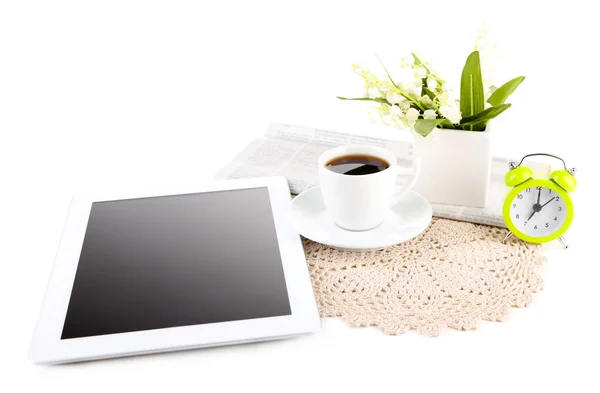 平板电脑上，报纸，杯咖啡和孤立的白色衬底上的闹钟 — 图库照片