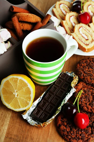 Cup of tea and sweets close up — Stock Photo, Image