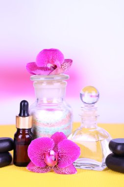 Orkide parlak zemin üzerine ile güzel spa ayarı