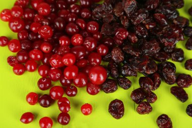 ahşap masa yakın çekim üzerinde taze ve kuru yaban mersini