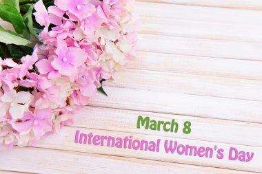 renkli ahşap zemin üzerinde güzel yapay çiçek buketi