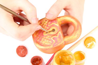 el eller boyalar üzerinde beyaz izole, kale ve sanat seramik malzemeler yapılan