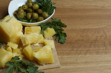 parmesan peyniri, taze otlar ve zeytin ahşap zemin üzerinde