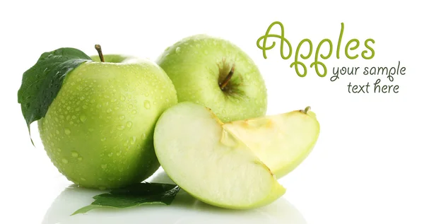 Manzanas verdes maduras con hoja y rebanada, aisladas en blanco —  Fotos de Stock