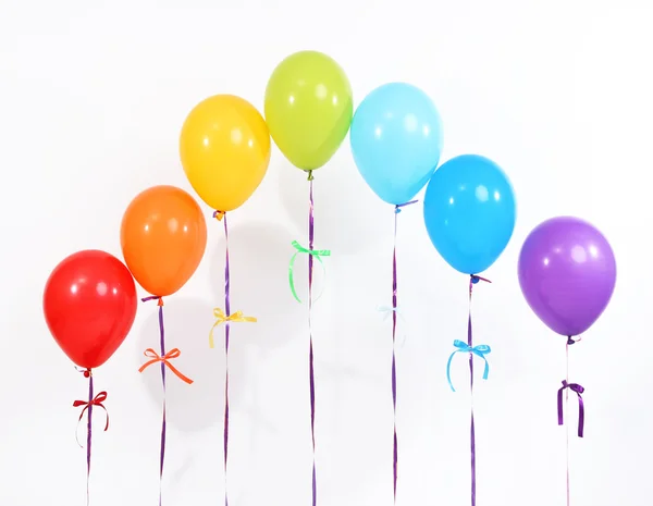 Regenboog van ballonnen geïsoleerd op wit — Stockfoto