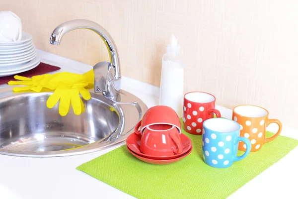 Dishes drying near metal sink — Stock Photo, Image