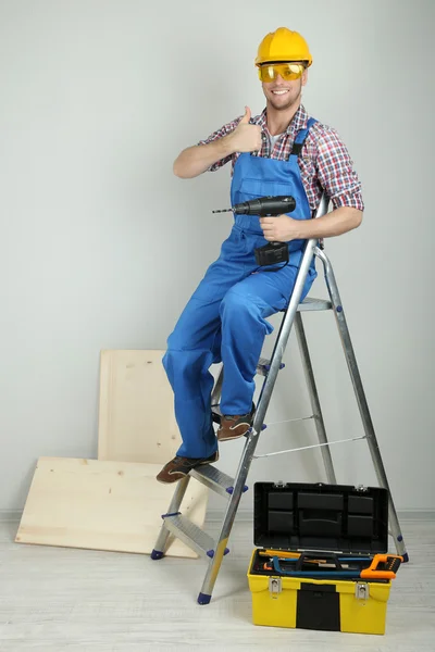 Portret van de jonge voorman in de kamer — Stockfoto