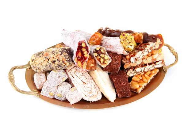 Leckere orientalische Süßigkeiten auf Metalltablett, isoliert auf weiß — Stockfoto