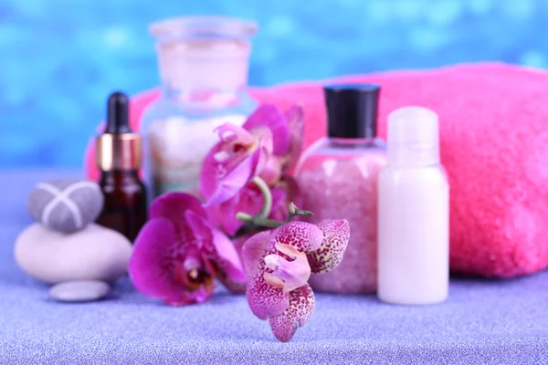 Schöne Wellness-Umgebung mit Orchidee auf blauem Hintergrund — Stockfoto