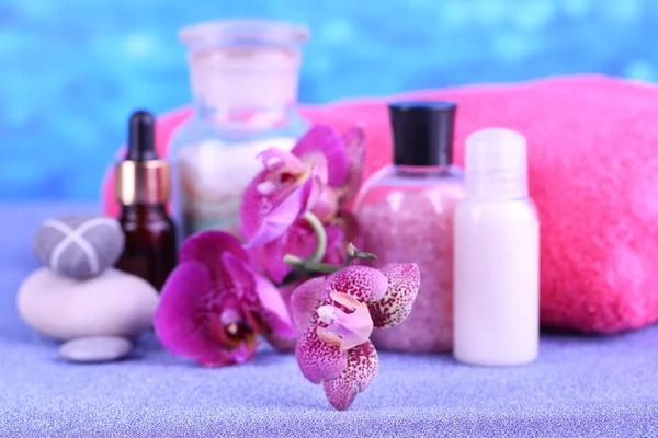 Bella spa impostazione con orchidea su sfondo blu — Foto Stock