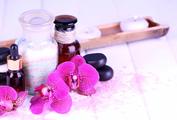 Prachtige spa omgeving met orchid op witte houten tafel close-up — Stockfoto