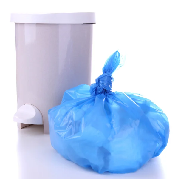 Cubo de basura y bolsa de basura de plástico, aislado en blanco — Foto de Stock