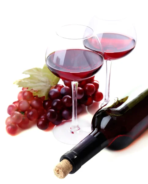 与红酒、 葡萄和瓶子上白色孤立的酒杯 — 图库照片