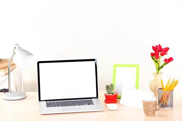 Lugar de trabajo en casa con ordenador portátil, de cerca —  Fotos de Stock