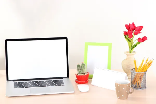 Arbeitsplatz zu Hause mit Laptop, Nahaufnahme — Stockfoto