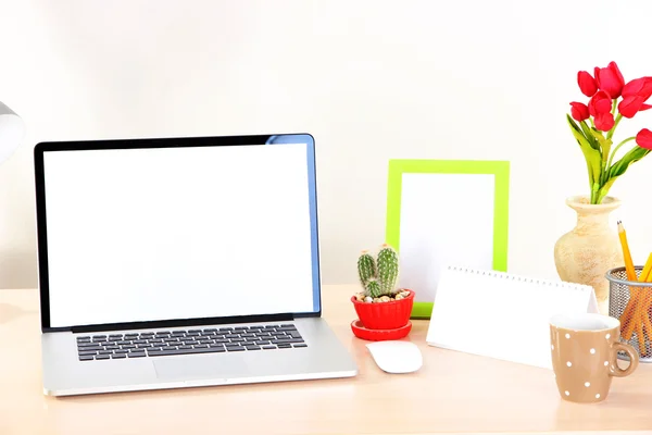 Local de trabalho em casa com laptop, close-up — Fotografia de Stock