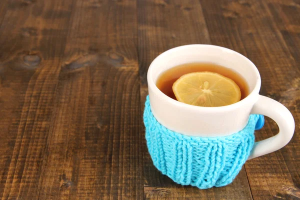 Egy csésze tea citrommal a fa asztalon — Stock Fotó