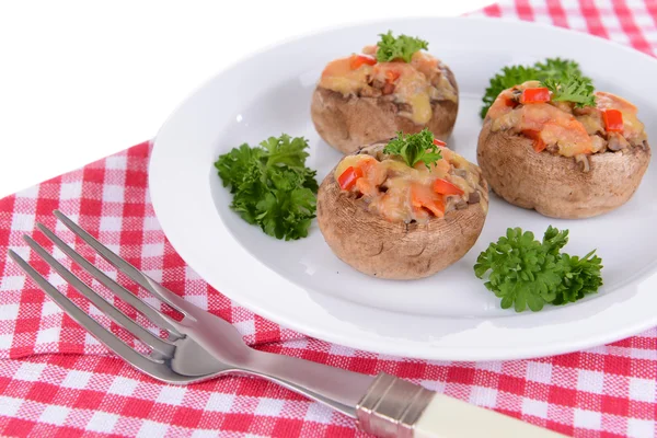 Champignons farcis sur assiette sur table close-up — Photo