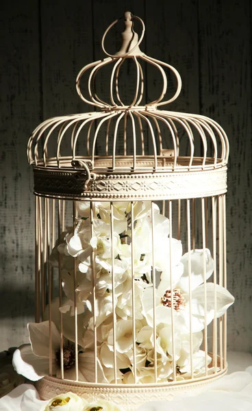 Vacker dekorativ bur med vackra blommor — Stockfoto