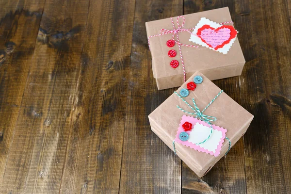 Бумажные подарочные коробки на деревянном фоне — стоковое фото