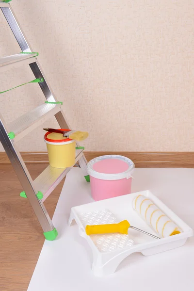 Escalera de metal y pintura en la habitación — Foto de Stock