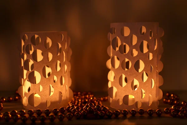 Decoração de casa, luzes de vela na mesa — Fotografia de Stock