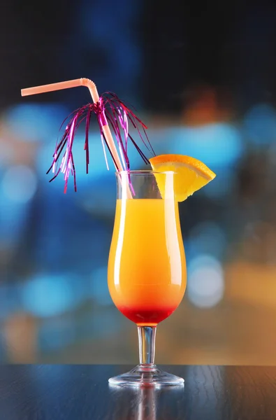 Verre de cocktail savoureux sur fond lumineux — Photo