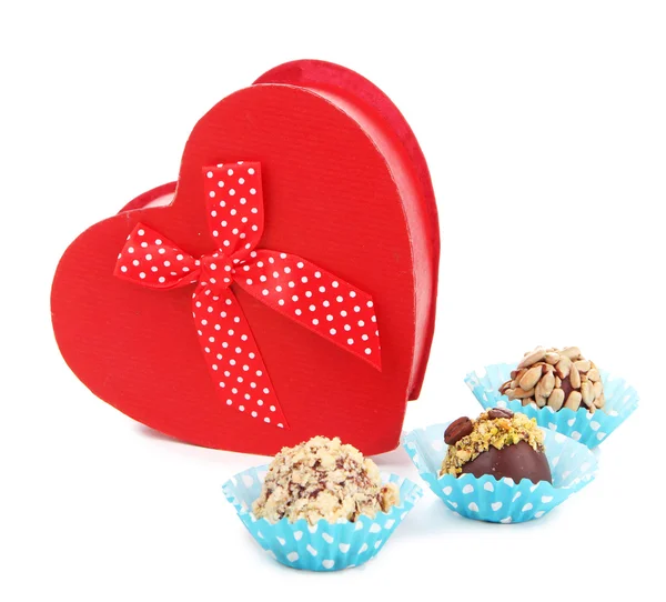 Шоколадні цукерки в коробці ізольовані на білому — стокове фото