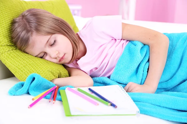 Menina dormindo no sofá no quarto — Fotografia de Stock