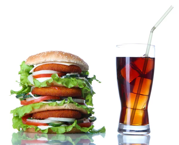 Büyük hamburger ve soğuk içecek, üzerinde beyaz izole bardak — Stok fotoğraf