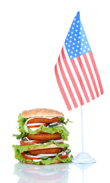 Composizione con hamburger enorme e bandiera, isolato su bianco — Foto Stock
