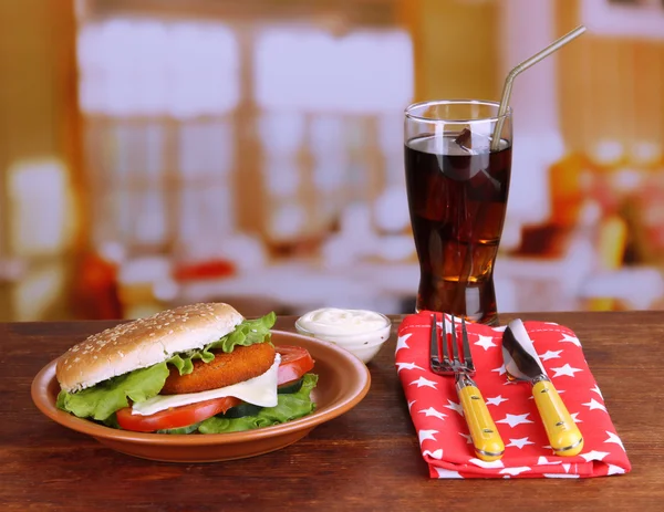 Gustoso panino con cotoletta, su piastra a colori, su tovagliolo, su sfondo brillante — Foto Stock