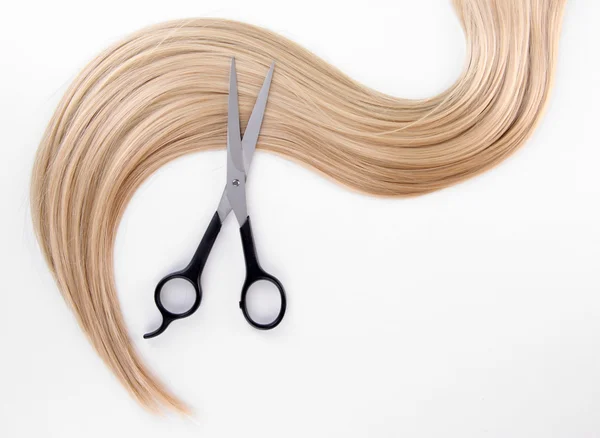 Dlouhé blond vlasy a nůžky izolovaných na bílém — Stock fotografie