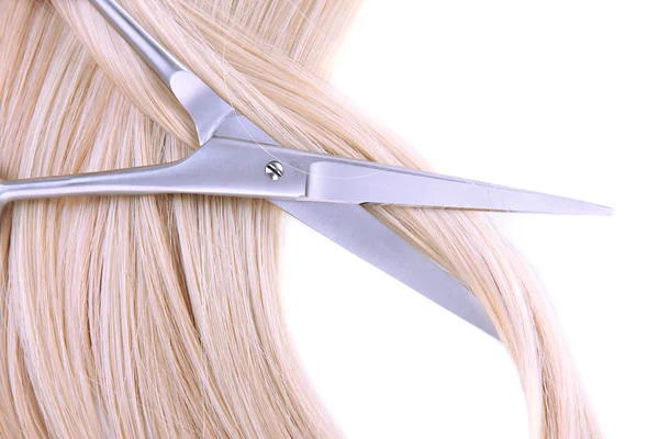 Lunghi capelli biondi e forbici isolate su bianco — Foto Stock