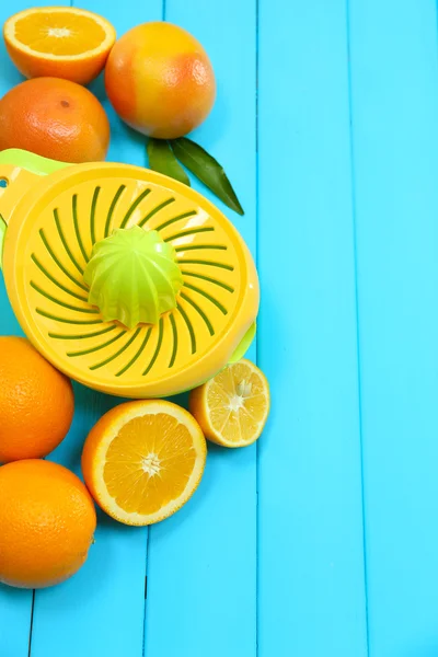 Agrumi e frutta su fondo di legno — Foto Stock