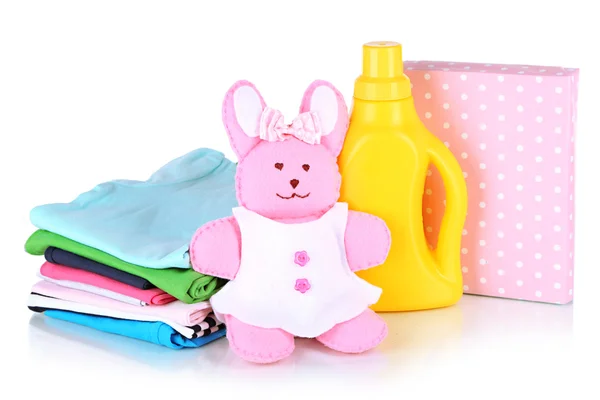 Secadora suavizante y polvo de lavado con ropa para niños aislada en blanco — Foto de Stock
