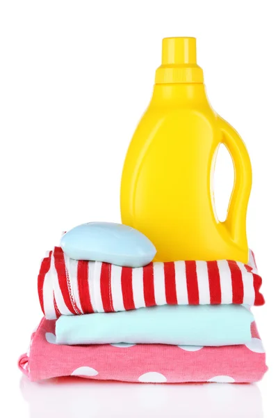 Sèche-linge adoucissant et savon sur vêtements enfants isolés sur blanc — Photo
