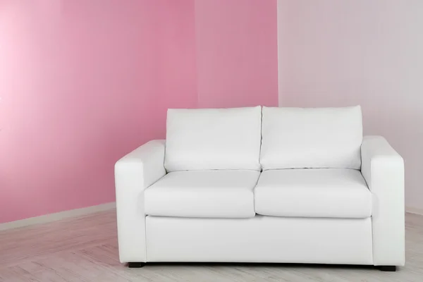 Sofá branco no quarto no fundo da parede rosa — Fotografia de Stock