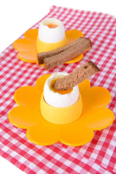 在上表特写的蛋杯煮熟的鸡蛋 — 图库照片