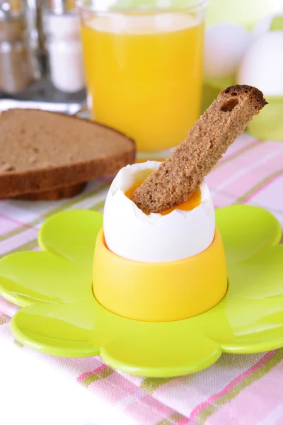 Gekochtes Ei im Eierbecher auf dem Tisch in Großaufnahme — Stockfoto